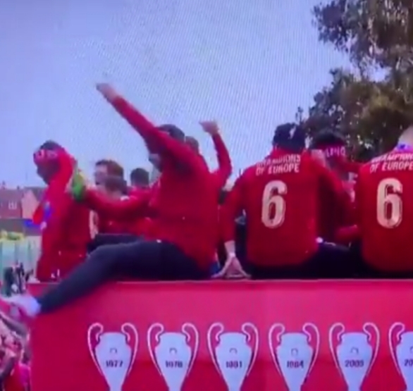 (Video) Klopp almost falls during UCL bus tour in Liverpool