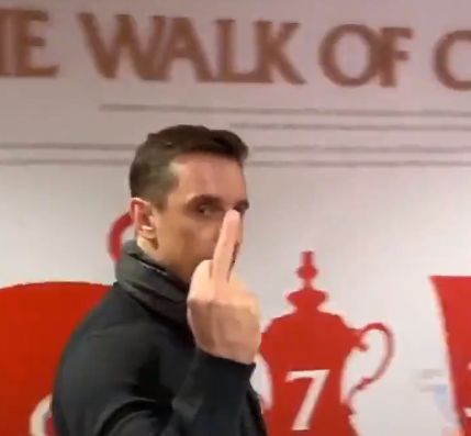 (Video) Carragher winds up Neville at Anfield & gets the middle finger