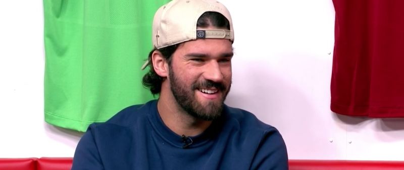 (Video) Alisson takes guitar when meeting up with Firmino so they can sing together