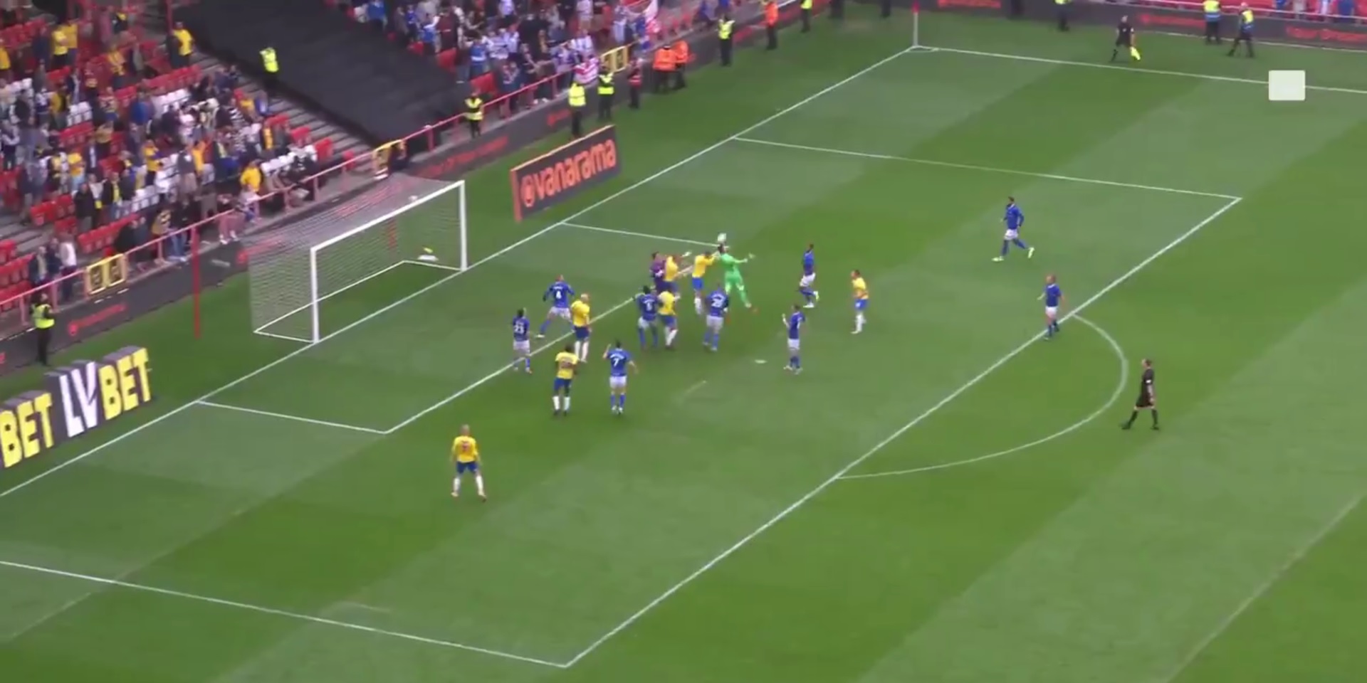 (Video) Goalkeeper scores dramatic Alisson-esque goal in last minute of play-off final