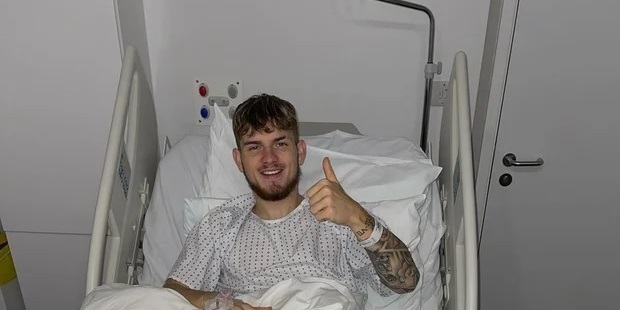 (Photo) Harvey Elliott pictured in high spirits after successful surgery