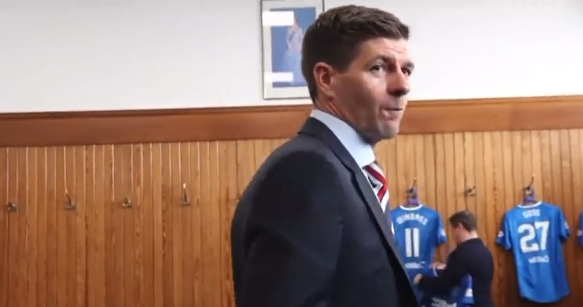 (Video) Old clip of Gerrard’s reaction to spotting a picture of the Queen in Rangers dressing room revived on Twitter