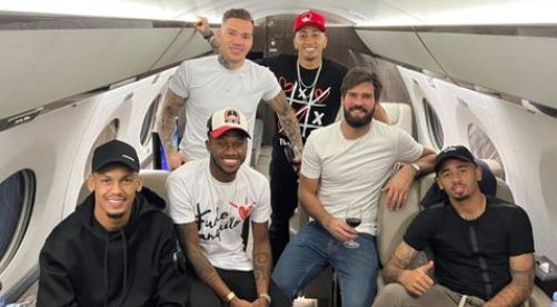 (Image) Alisson shares a glass of red wine with Fabinho and Man City, Man United and Leeds players as they fly home from Brazil