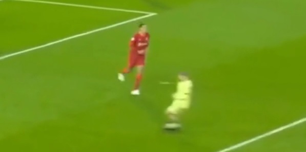 (Video) Van Dijk does his best Firmino impression with ‘no-look’ moment during Arsenal clash