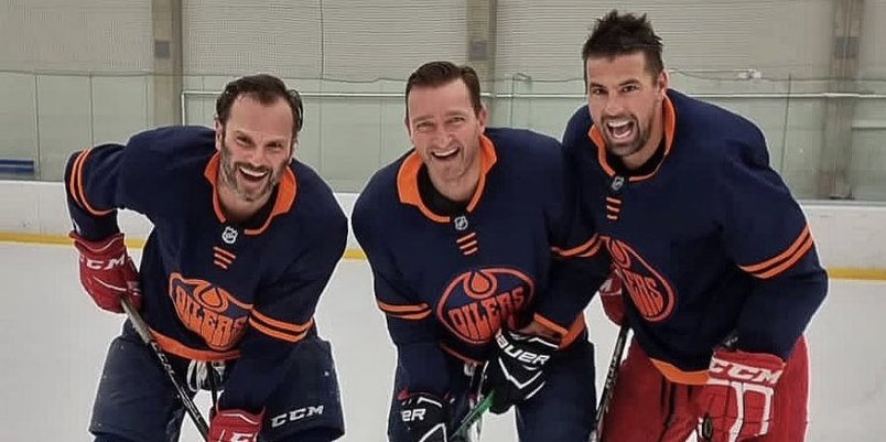 (Photo) Three ex-Liverpool stars including two Instanbul heroes pictured playing ice hockey in cool snap