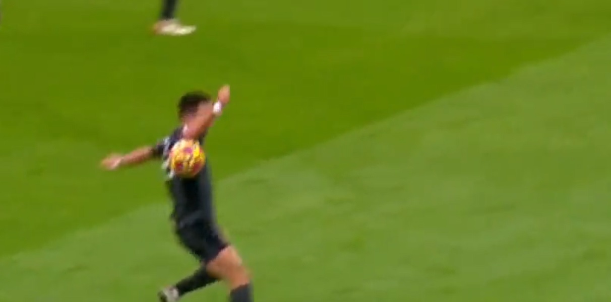 (Video) Jon Moss penalty call will outrage neutrals as Man City take the lead after ball strikes Moutinho’s armpit