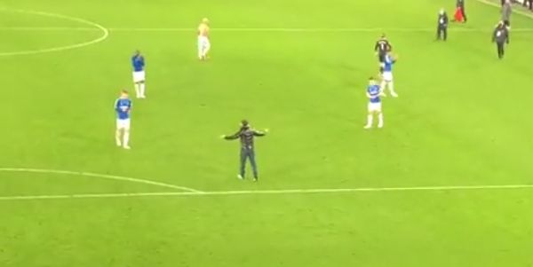 (Video) Watch angry Everton supporter get onto the pitch to lambaste the Everton team following their 4-1 Merseyside Derby defeat
