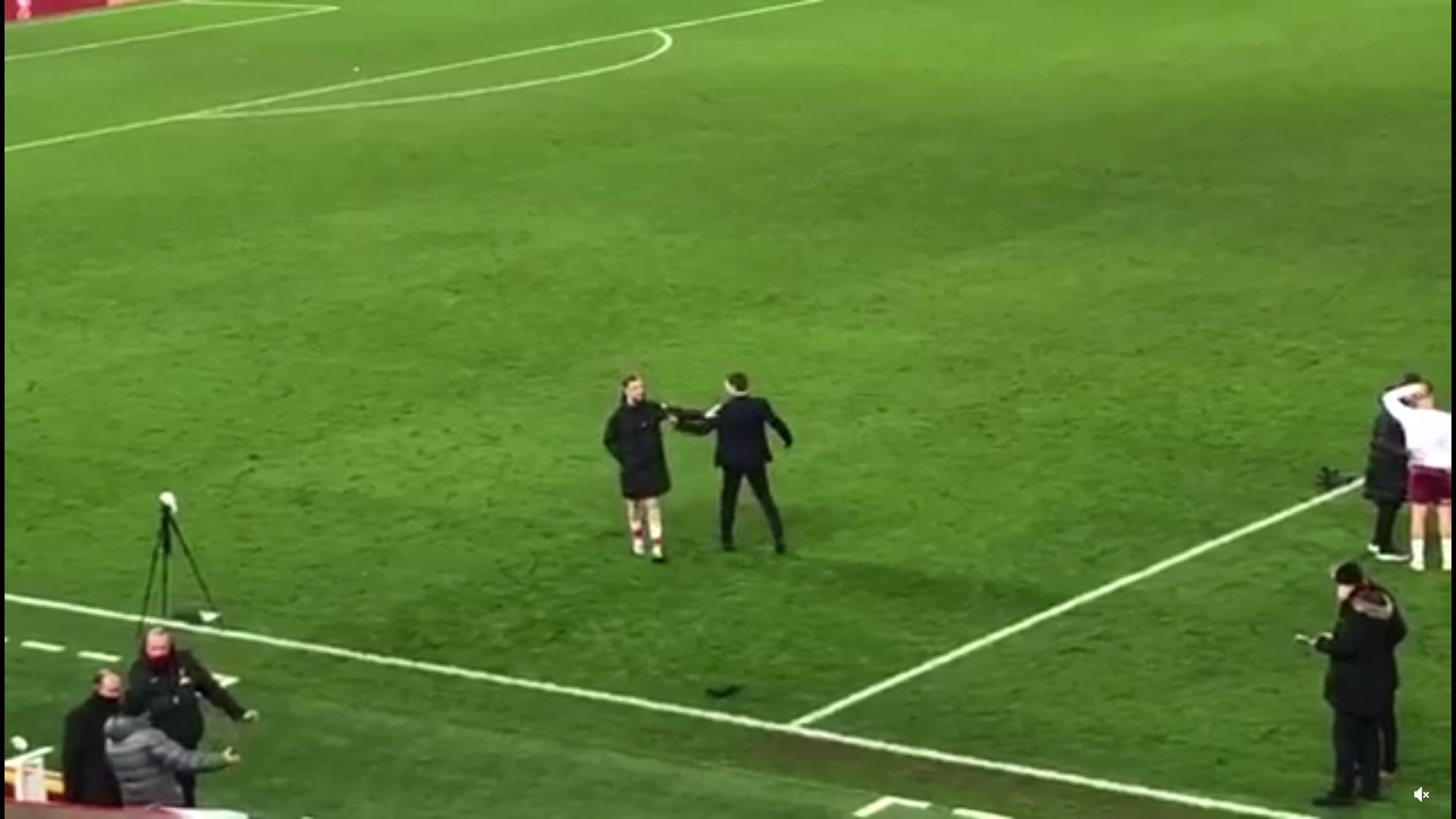 (Video) Steven Gerrard shares an embrace and chat with Jordan Henderson & Jurgen Klopp in an empty post-match Anfield
