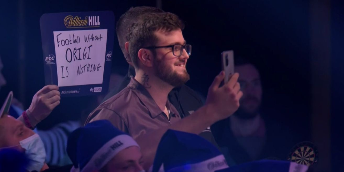 (Image) Divock Origi message spotted at the darts as the Belgian stars in Alexandra Palace