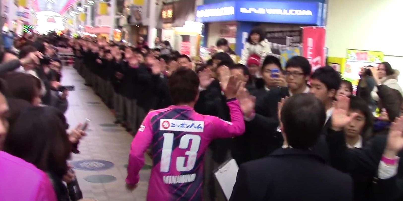 (Video) Watch as Takumi Minamino breaks the world record for most high-fives recorded in one minute