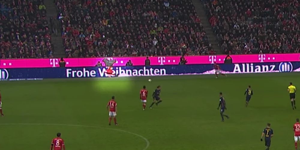 (Video) Watch as Thiago Alcantara accidentally passes to Santa Claus during Bayern Munich game