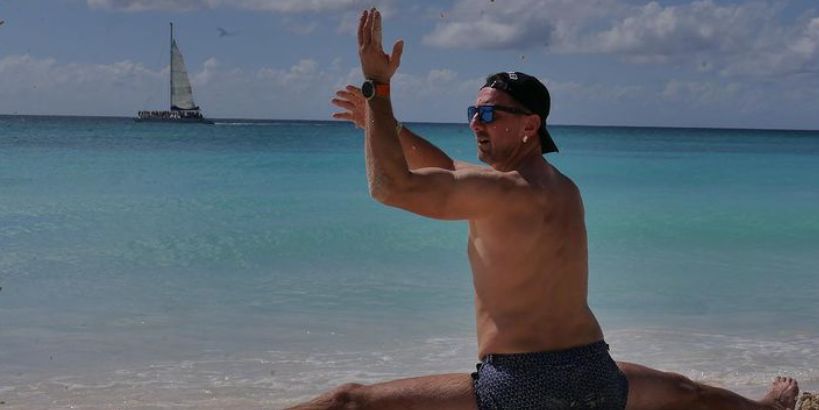 Topless yoga, singing Pitbull and drinking from coconuts – Jerzy Dudek is having a great time on holiday
