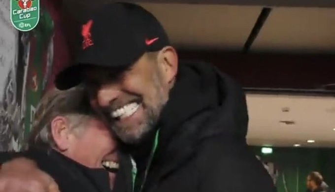 (Image) Klopp & Dalglish celebrate Liverpool’s Carabao Cup trophy win in touching post-match snap