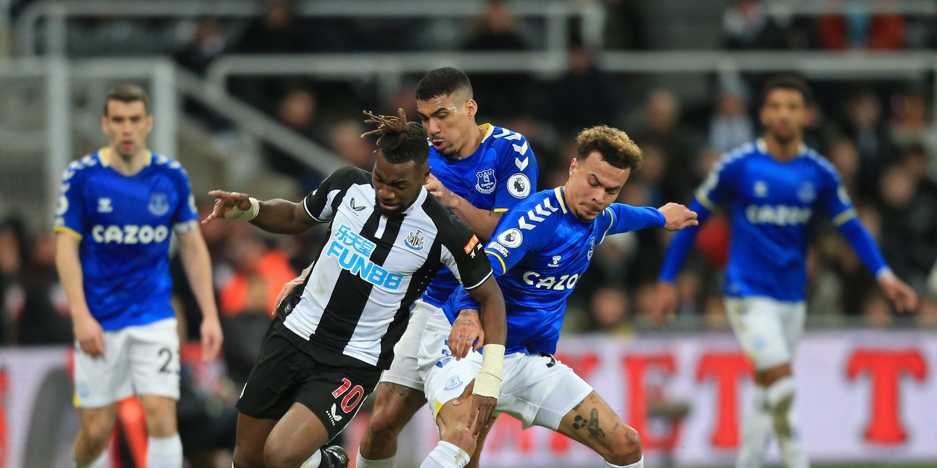 Newcastle’s Saint-Maximin destroys Everton fan on Twitter with ruthless reply to online trolling