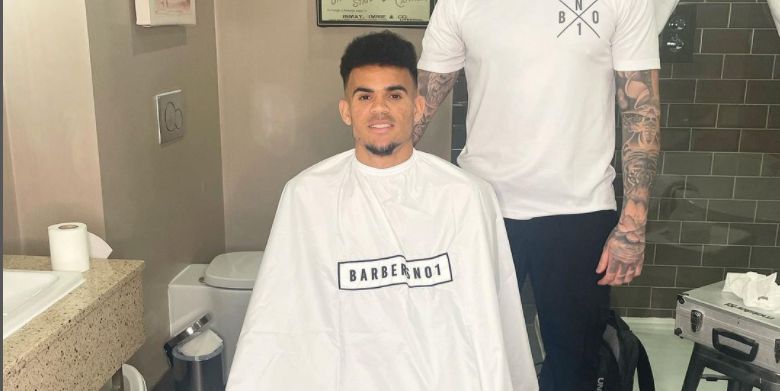 Bobby Firmino recommends his barbers to Luis Diaz as he has his first Scouse haircut