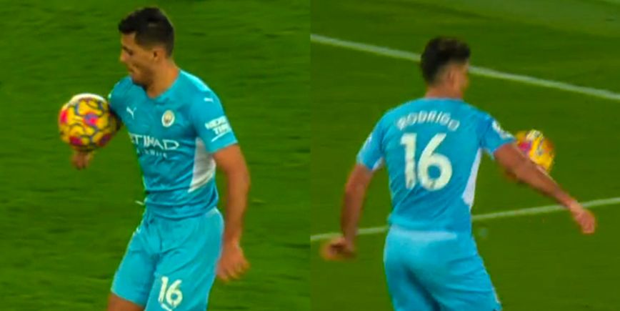 (Video) Manchester City inexplicably avoid conceding a penalty after Rodri uses his arm inside the Goodison Park box