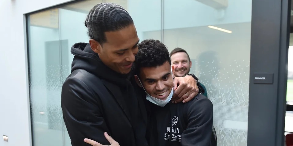 (Photo) Diaz sees delighted Van Dijk at Liverpool training centre