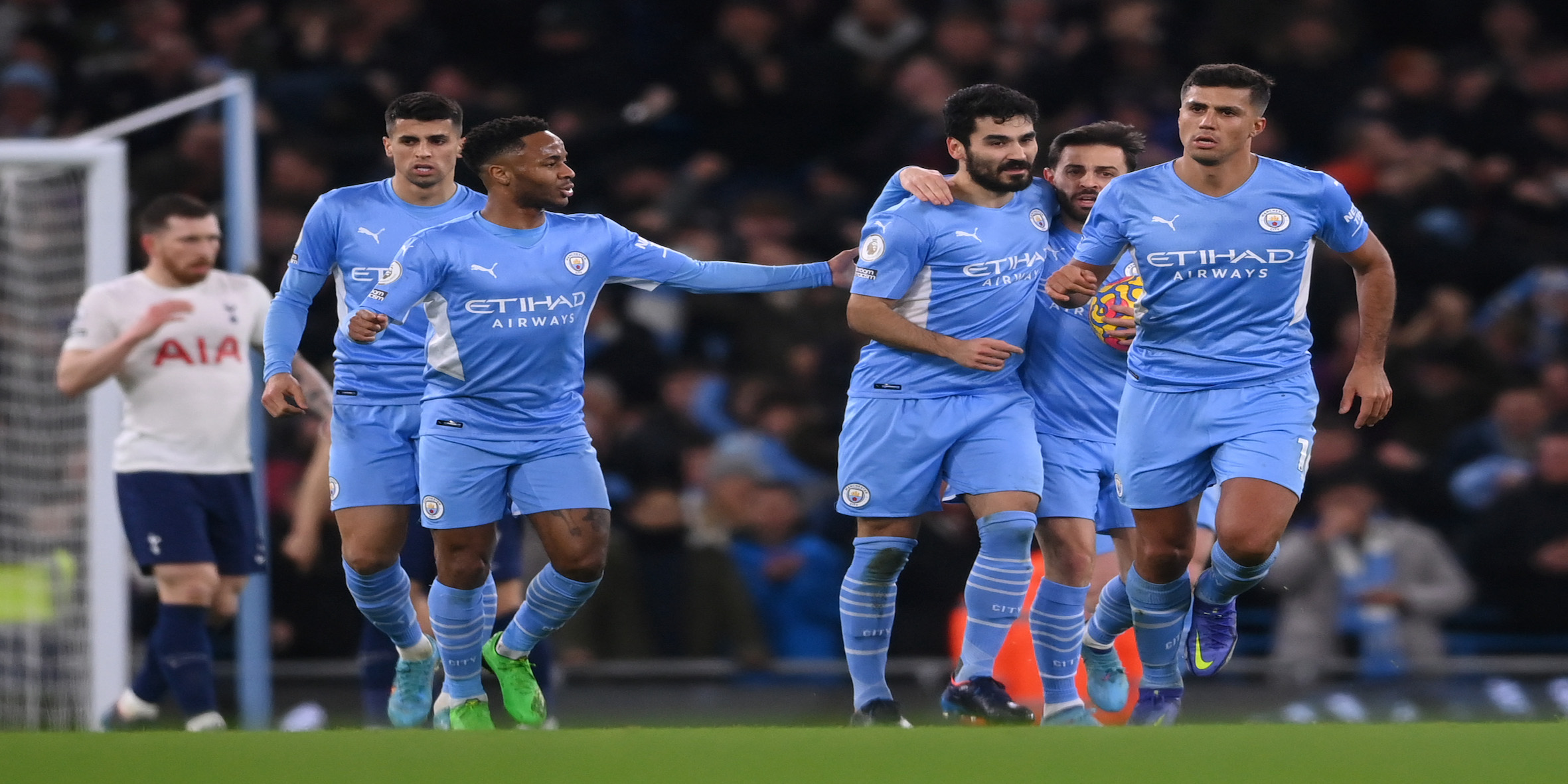 ‘The good thing is’ – Manchester City midfielder weighs in on the title race but reveals the one advantage his side have over Liverpool