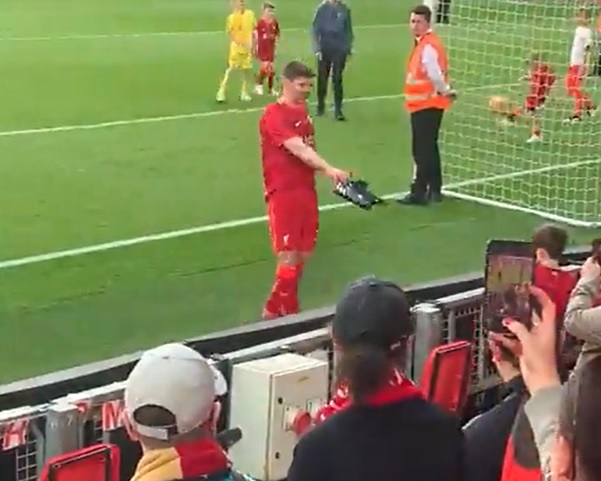 (Video) Liverpool fans will love great gesture from Gerrard after Legends game