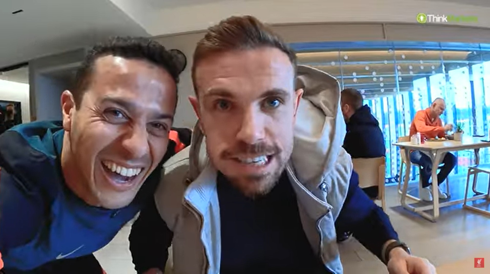 (Video) ‘While I’m eating?’ – Thiago forces Henderson to sing his song for quiz challenge