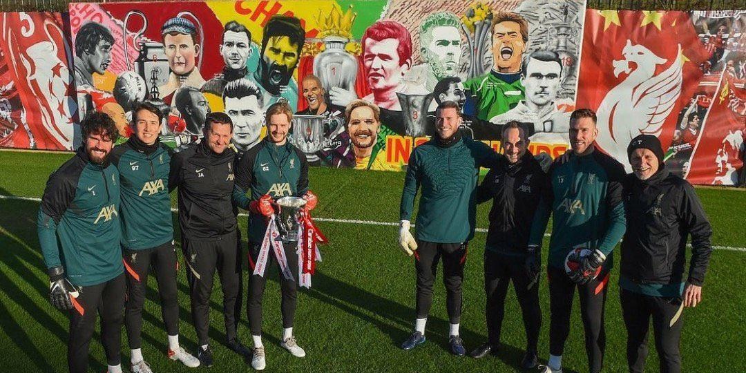 (Photo) Kelleher & goalkeeping department celebrate his likeness being added to ‘keepers mural at AXA training centre
