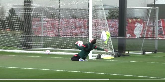 (Video) Andy Robertson pulls off a knee-slide as he beats Trent Alexander-Arnold at no-bounce in training