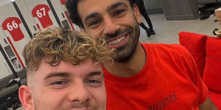 (Image) ‘£50 mate for this one please’ – Harvey Elliott and Mo Salah pose for Instagram selfie