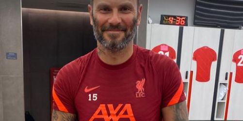 (Image) Patrik Berger poses in Alex Oxlade-Chamberlain’s comically small training kit