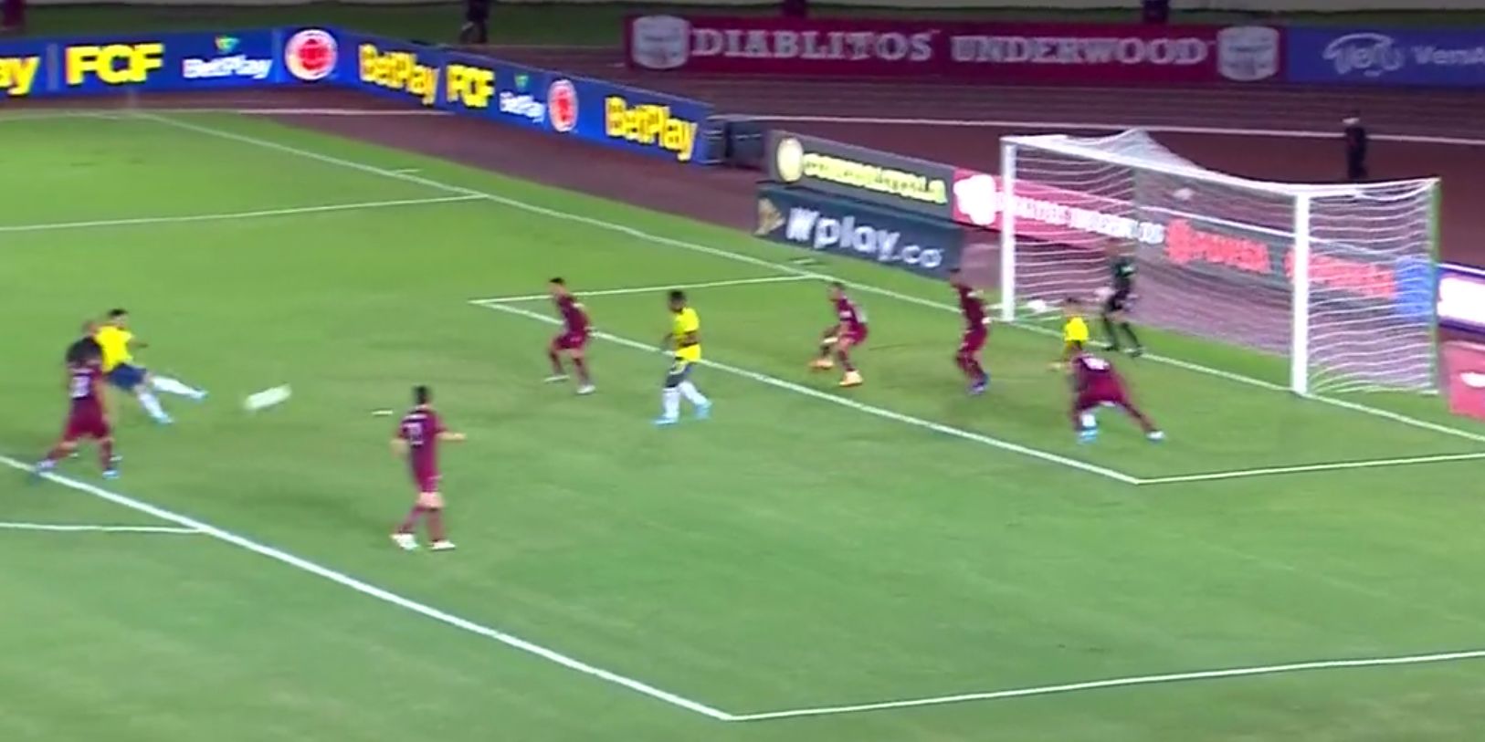 (Video) Luis Diaz nearly opens the scoring with a right-footed half-volley for Colombia