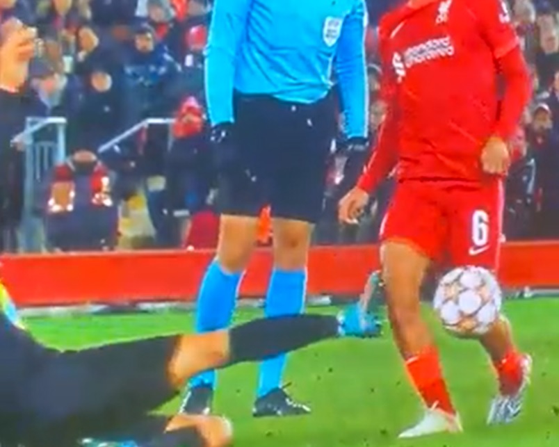 (Video) Dreadful studs-up challenge on Thiago’s knee by Sanchez leaves Liverpool star in a heap