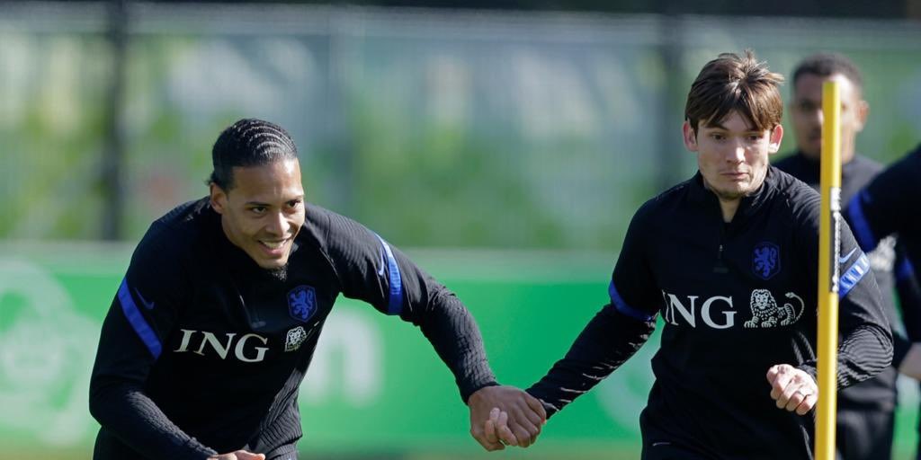 (Photo) Van Dijk’s Holland teammate shares hilarious snap of him struggling to keep up with Liverpool man in training