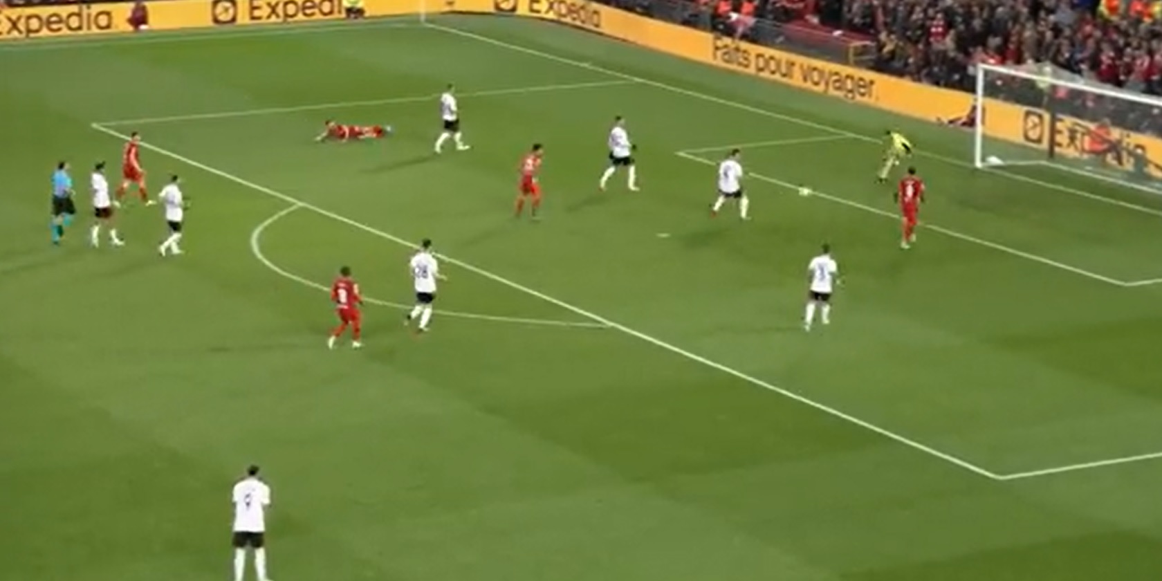 (Video) Comedy of errors hands Liverpool second goal with Firmino taking advantage of clownish Benfica defending