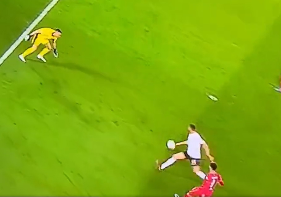 (Video) Firmino blows golden scoring opportunity with Benfica ‘keeper in no man’s land