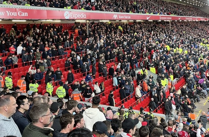 (Photos) United fans escape the away end ahead of final whistle in repeat of Old Trafford exit