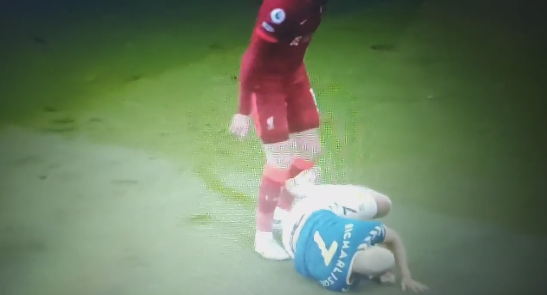 (Video) Richarlison lucky to have stayed on pitch after nasty studs-up challenge on Henderson