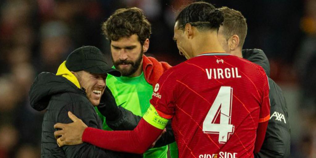 The adorable moment that Alberto Moreno reunited with his former Liverpool teammates on his return to Anfield