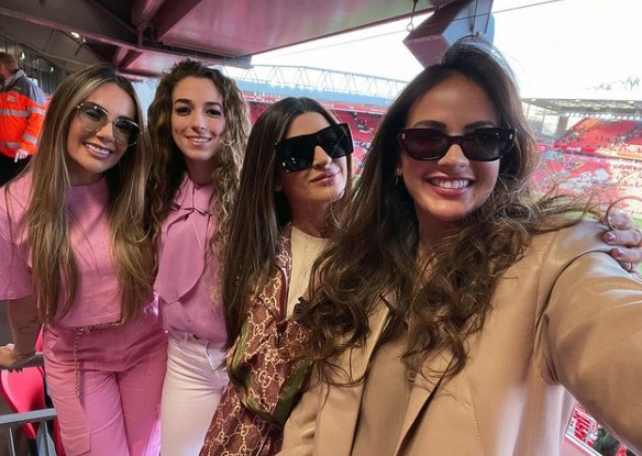 (Photo) Rebeca Tavares shares three-word message in online snap with partners of Alisson, Firmino & Jota