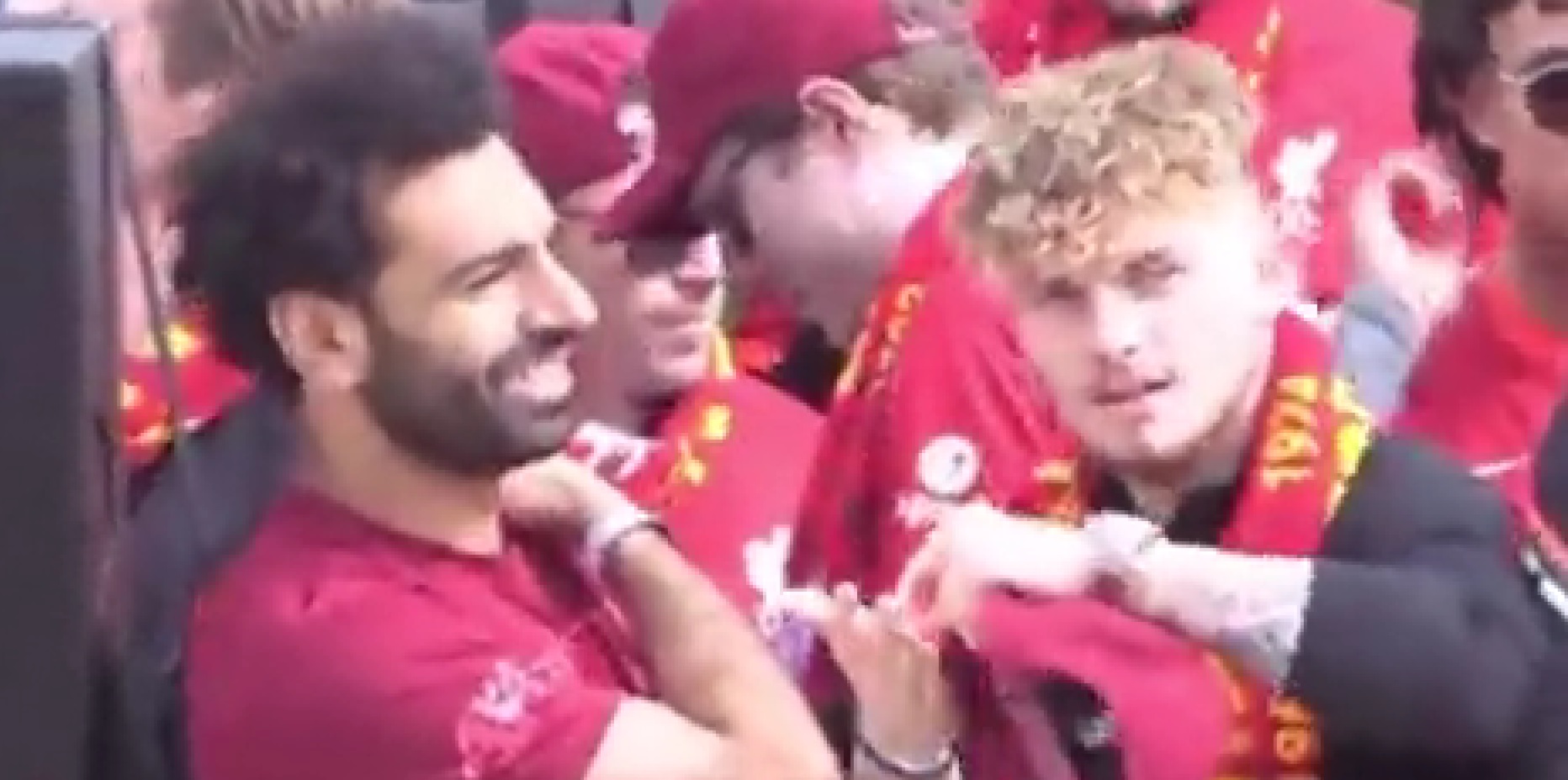(Video) Elliott appears to pass on contract message to Mo Salah during bus trophy parade