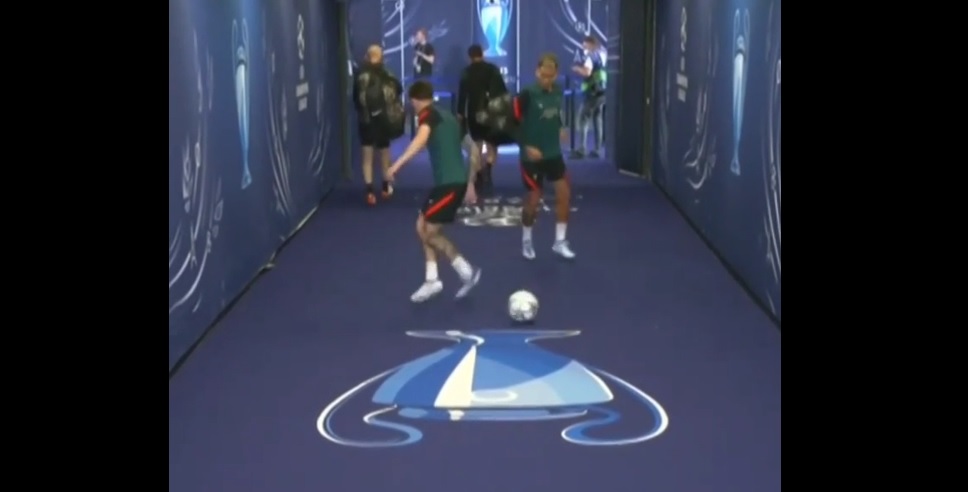 (Video) Watch how incredibly relaxed Firmino & Tsimikas are as pair caught enjoying CL tunnel kickabout