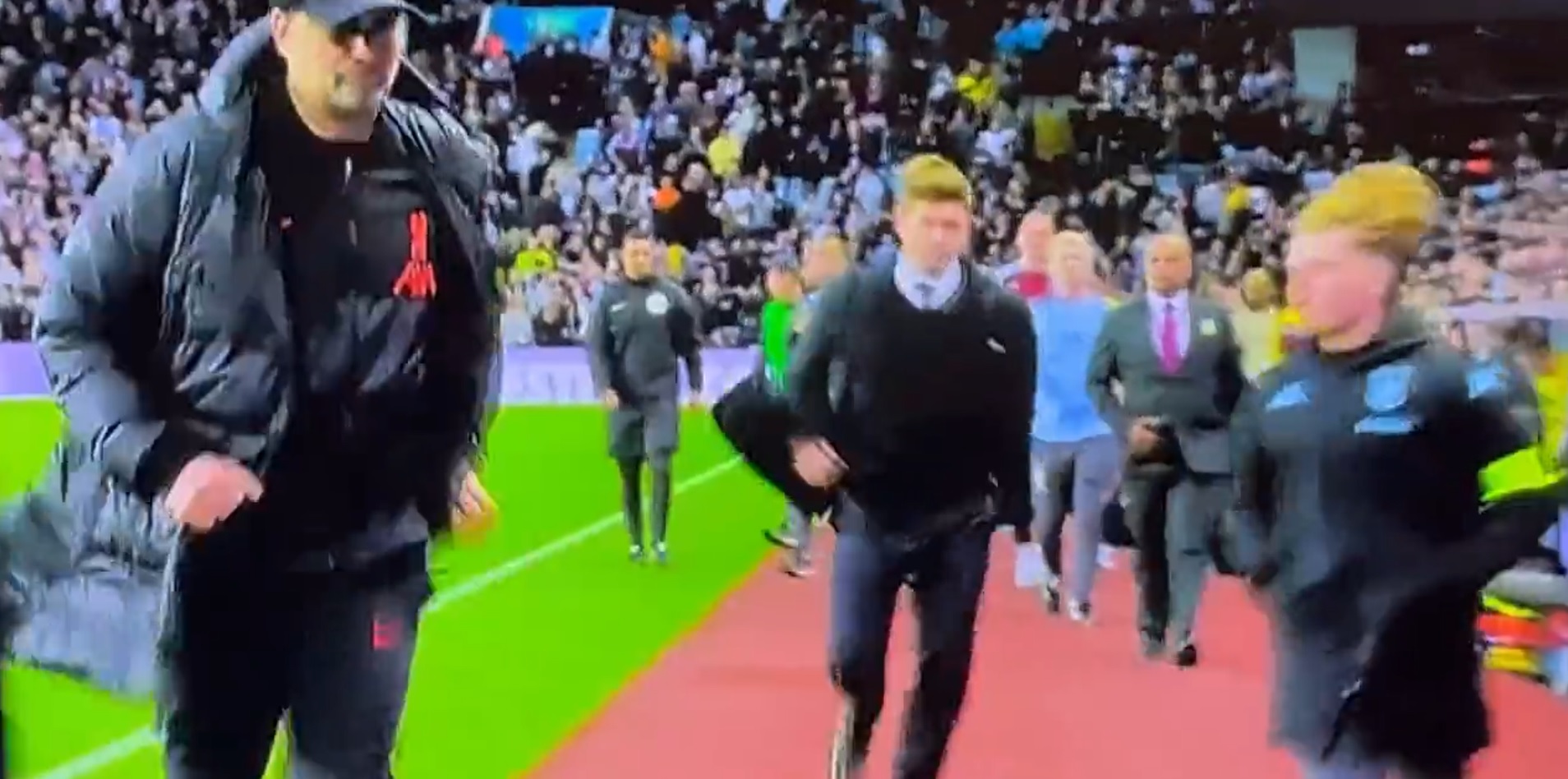 (Video) Gerrard strangely mocked online for chasing Klopp to the tunnel at half-time