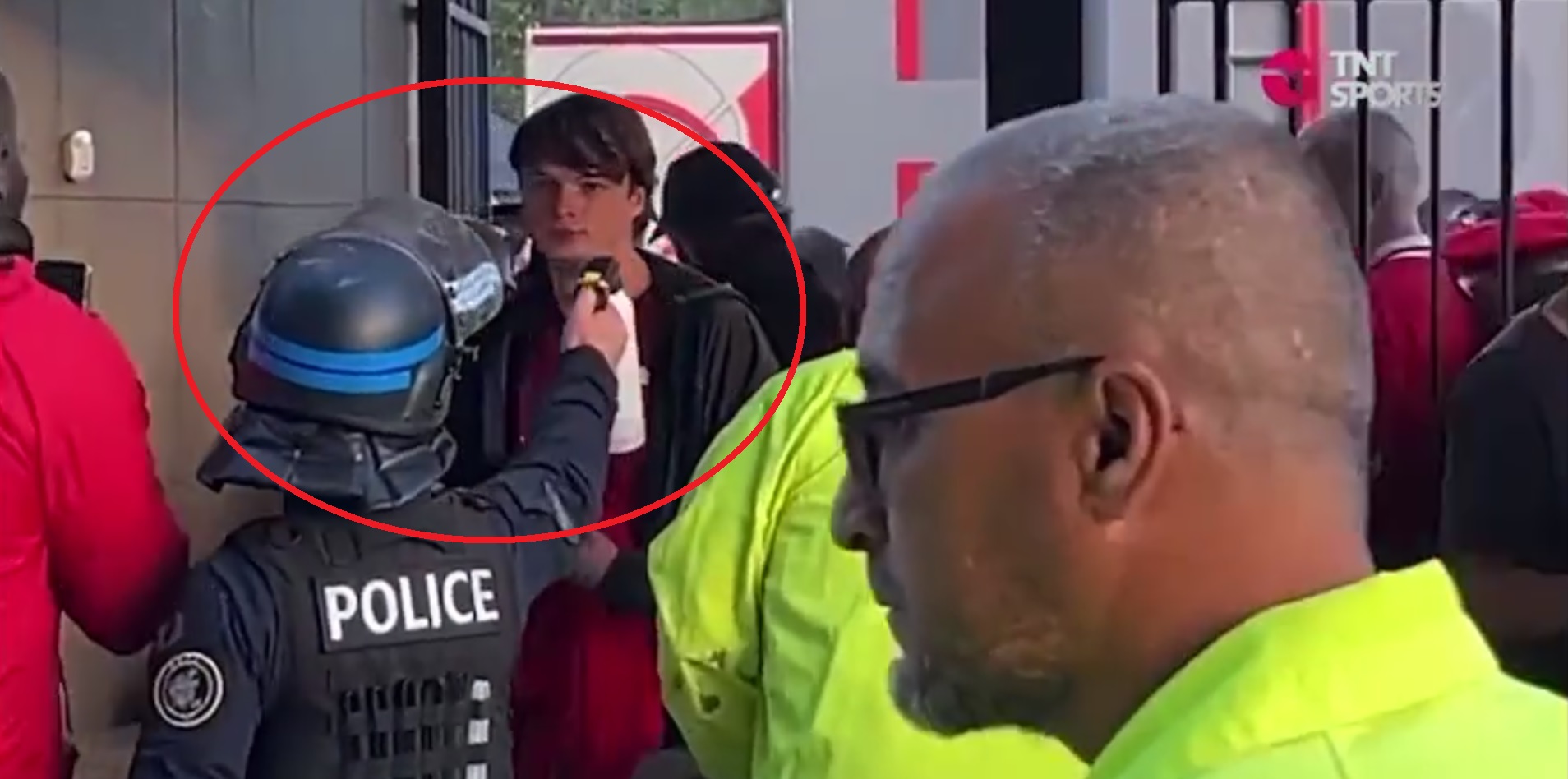 (Video) French police officer hits Liverpool fan from close range with pepper spray in the face despite showing no aggression