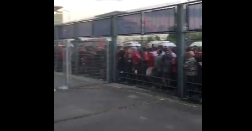 (Video) Many Liverpool fans unbelievably still waiting outside Stade de France after CL final has started