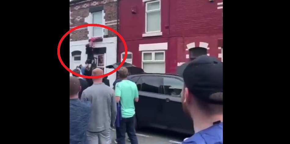 (Video) Everton fans caught ripping down Liverpool banner from Reds supporter’s house