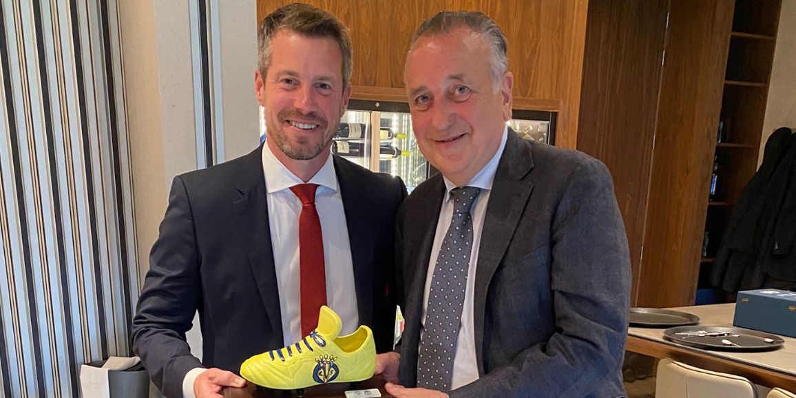 (Image) Villarreal president exchanges gifts with Liverpool CEO Billy Hogan ahead of kick-off in the Champions League semi-final