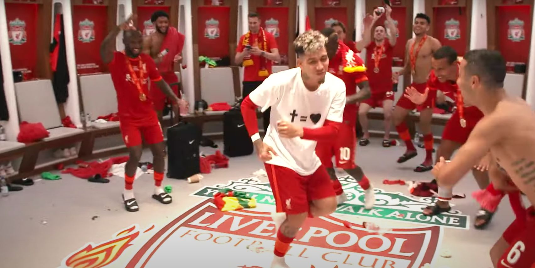 (Video) Bobby Firmino joins the rest of the Liverpool squad singing ‘Si Señor’ following our FA Cup final victory
