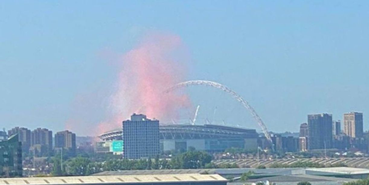 (Image) Red smoke seen for miles in London as Liverpool fans celebrate winning the FA Cup for the eighth time