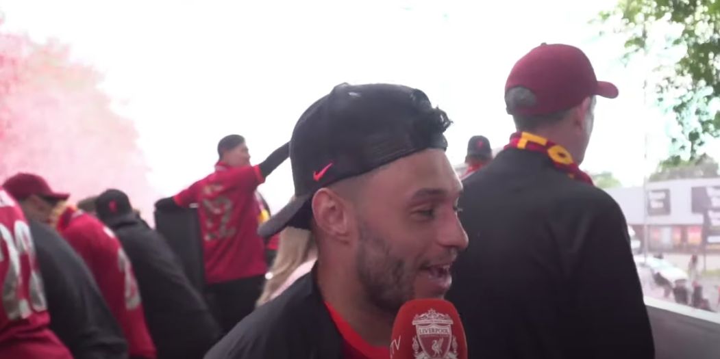 (Video) Alex Oxlade-Chamberlain hesitates during bus parade and seems to suggest what may happen next season
