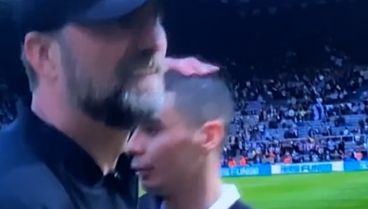 (Video) Watch Miguel Almorin be denied a famous Jurgen Klopp hug and instead receive a head rub from the German