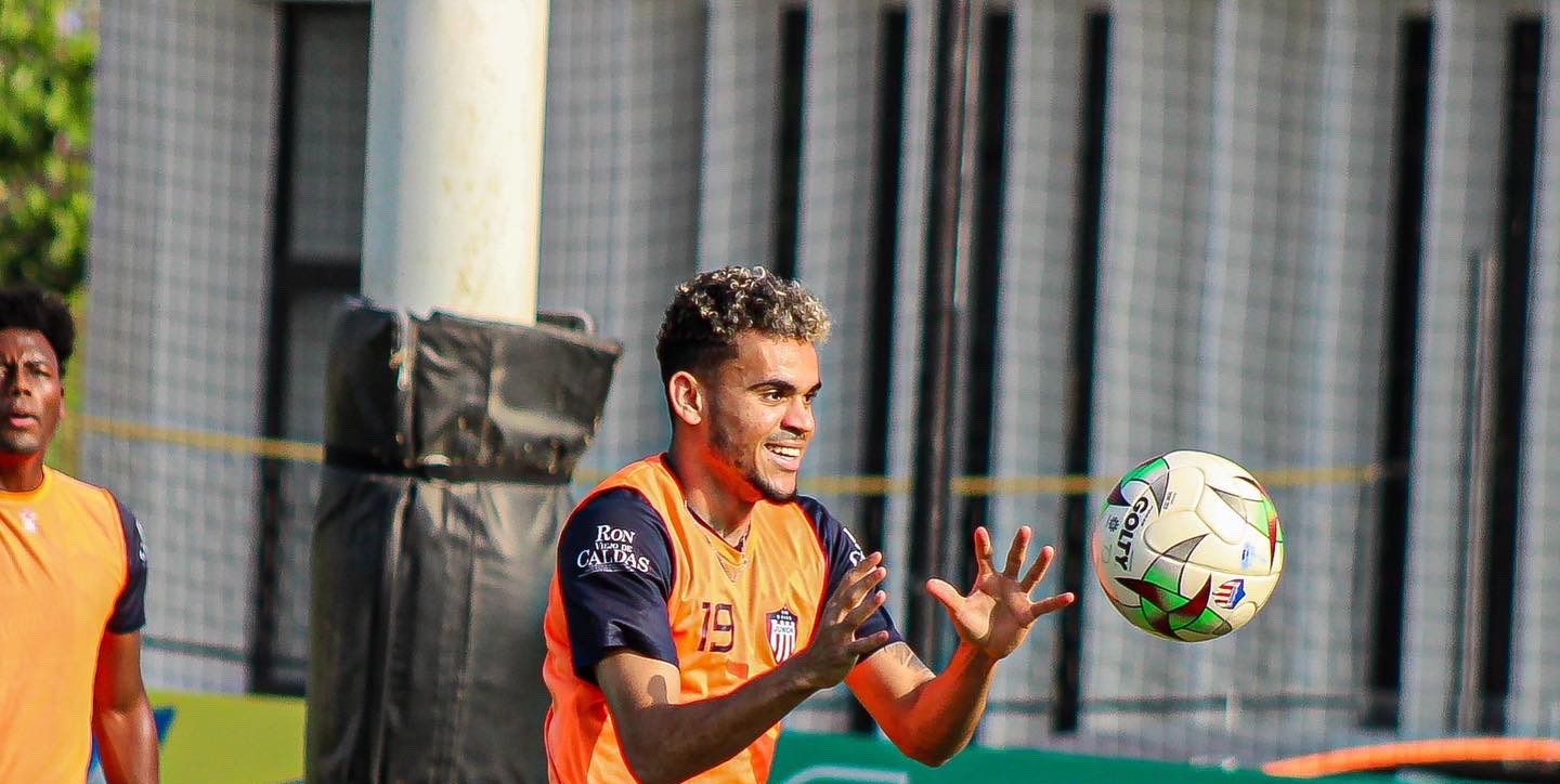 (Photos) Beaming Luis Diaz spotted training with his old club in cool snaps from Colombia during summer break