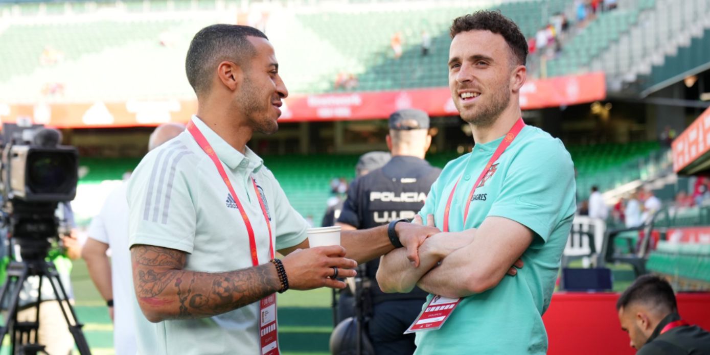 (Image) Thiago Alcantara and Diogo Jota meet during international duty between Spain and Portugal